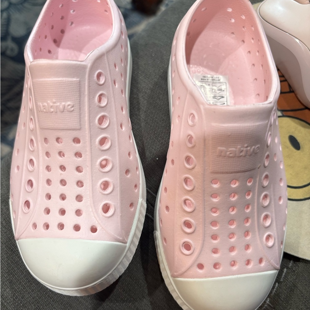 Native Jefferson Water Shoes - Pink and White Perforated